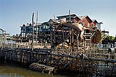 Tonle Sap - Kampong Phluk floating village - stilted houses 